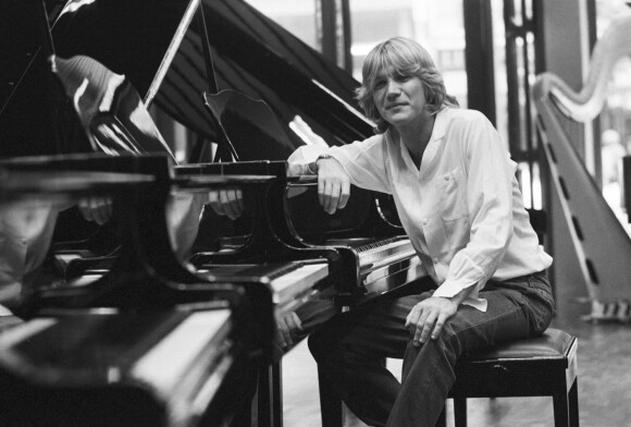 Archive - Patrick Juvet est mort à l'âge 70 ans - En France, à Paris, dans un magasin d'instruments de musique, portrait de Patrick Juvet assis devant un piano à queue, accoudé à l'instrument . Le 4 octobre 1979. © Michel Croizard via Bestimage