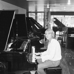 Archive -  Patrick Juvet est mort à l'âge 70 ans - En France, à Paris, dans un magasin d'instruments de musique, portrait de Patrick Juvet jouant du piano à queue . Le 4 octobre 1979. © Michel Croizard via Bestimage
