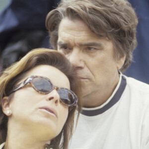 Archives - En France, à Paris, Bernard Tapie et sa femme Dominique dans les tribunes de Roland Garros.