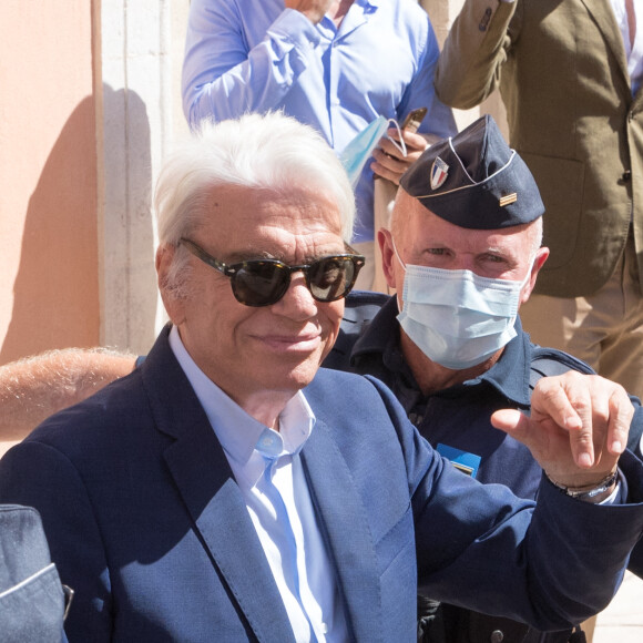 Bernard Tapie - Mariage civil de Sophie Tapie et Jean-Matthieu Marinetti à la mairie de Saint-Tropez, en présence de leurs parents et de la famille le 20 août 2020.