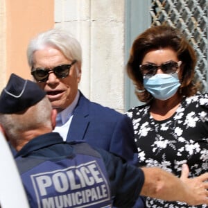 Bernard Tapie et sa femme Dominique Tapie - Mariage civil de Sophie Tapie et Jean-Matthieu Marinetti à la mairie de Saint-Tropez.