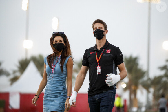Romain Grosjean, blessé aux mains, et sa femme Marion arrivent au Grand Prix de Sakhir le 6 décembre 2020. © Dppi / Panoramic / Bestimage