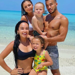 Jazz avec son mari Laurent, ses enfants et sa soeur Eva à la plage, le 17 mars 2021