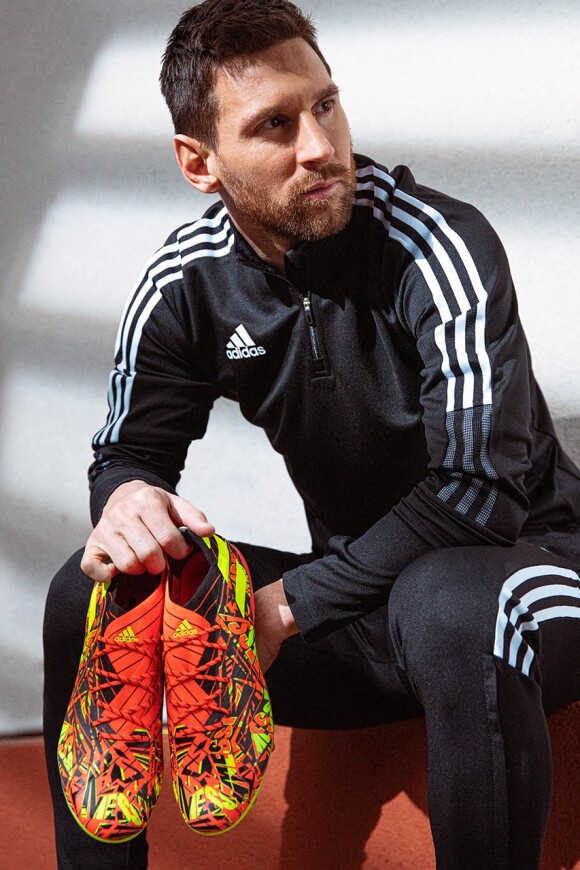 Adidas lance une nouvelle basket honorant le joueur Lione Messi, surnommé le Roi du ballon.