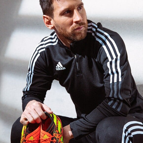 Adidas lance une nouvelle basket honorant le joueur Lione Messi, surnommé le Roi du ballon.