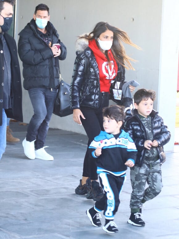Lionel Messi et sa famille (sa femme Antonella Roccuzzo et leurs enfants Thiago Messi, Mateo Messi Roccuzzo, Ciro Messi Roccuzzo) arrivent à l'aéroport exécutif de Rosario, en Argentine, pour les vacances de Noël. Le 29 décembre 2020.