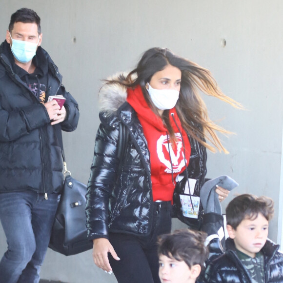 Lionel Messi et sa famille (sa femme Antonella Roccuzzo et leurs enfants Thiago Messi, Mateo Messi Roccuzzo, Ciro Messi Roccuzzo) arrivent à l'aéroport exécutif de Rosario, en Argentine, pour les vacances de Noël. Le 29 décembre 2020.