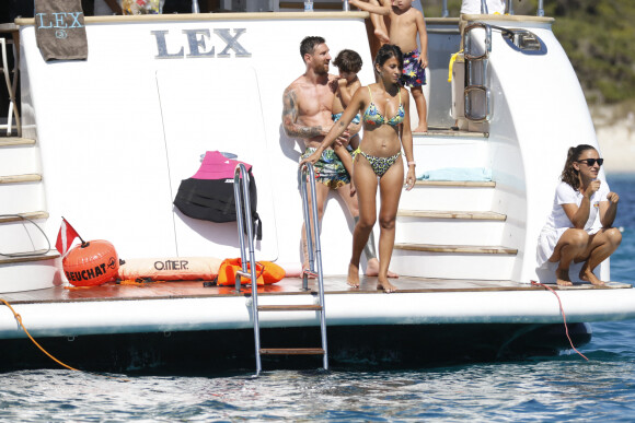 Lionel Messi avec sa femme et leurs enfants le 23 juillet 2020 à Formentera, en Espagne.