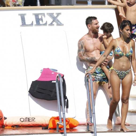 Lionel Messi avec sa femme et leurs enfants le 23 juillet 2020 à Formentera, en Espagne.