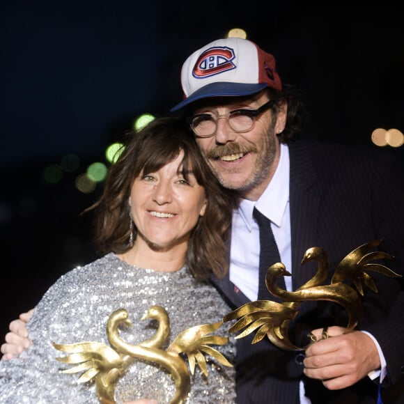 Romane Bohringer et Philippe Rebbot (prix du Meilleur premier film pour "L'amour flou") - Les people posent avec leur prix lors du Festival du Film Romantique de Cabourg, le 15 juin 2019. © Giancarlo Gorassini/Bestimage