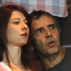 Julien Clerc et sa femme Hélène Grémillon - People au match de football PSG-Lyon au Parc des Princes.