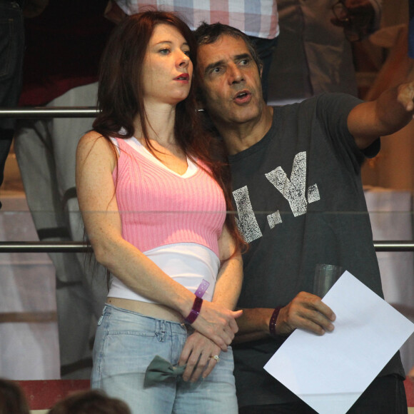 Julien Clerc et sa femme Hélène Grémillon - People au match de football PSG-Lyon au Parc des Princes.