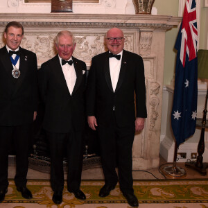 George Brandis, Haut Commissaire pour l'Australie au Royaume-Uni, le prince Charles, prince de Galles et le lord-maire de Londres, William Russell - Le prince Charles, prince de Galles, assiste à un dîner organisé au profit des pompiers australiens à Londres, le 12 mars 2020.