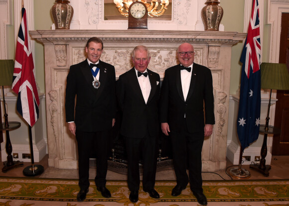 George Brandis, Haut Commissaire pour l'Australie au Royaume-Uni, le prince Charles, prince de Galles et le lord-maire de Londres, William Russell - Le prince Charles, prince de Galles, assiste à un dîner organisé au profit des pompiers australiens à Londres, le 12 mars 2020.