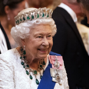 La reine Elisabeth II d'Angleterre reçoit les membres du corps diplomatique à Buckingham Palace, le 11 décembre 2019.