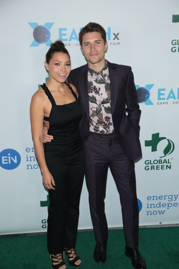 Jessica Parker Kennedy et Ronen Rubinstein à la 15ème soirée annuelle Global Green Pre-Oscar au NeueHouse à Hollywood, le 28 février 2018.