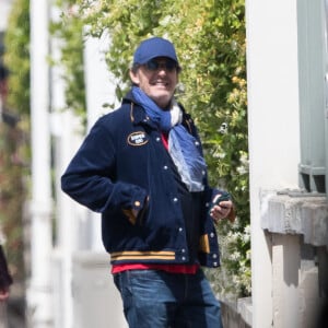 Exclusif - Jean-Luc Reichmann, tout sourire, se rend à son parking pour récupérer sa voiture à Paris, France, le 16 mai 2020.