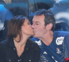 Jean-Luc Reichmann embrasse sa femme Nathalie lors du match de finale du mondial de handball, France - Norvège à l'AccorHotels Arena à Paris, France, le 29 janvier 2017. © Cyril Moreau/Bestimage