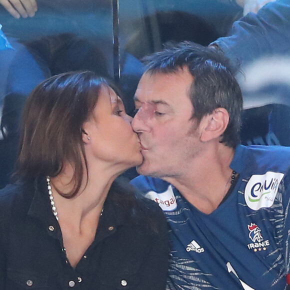 Jean-Luc Reichmann embrasse sa femme Nathalie lors du match de finale du mondial de handball, France - Norvège à l'AccorHotels Arena à Paris, France, le 29 janvier 2017. © Cyril Moreau/Bestimage
