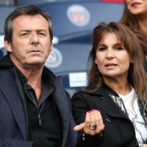 Jean Luc Reichmann et sa femme Nathalie au match de football entre le Psg et Bordeaux au Parc des Princes à Paris. © Cyril Moreau/Bestimage