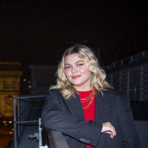 Louane lors de la cérémonie d'illumination des Champs Elysées à Paris le 22 novembre 2020. Louane Emera est la marraine de la 40ème cérémonie d'illumination des champs Elysées. © JB Autissier / Panoramic / Bestimage  