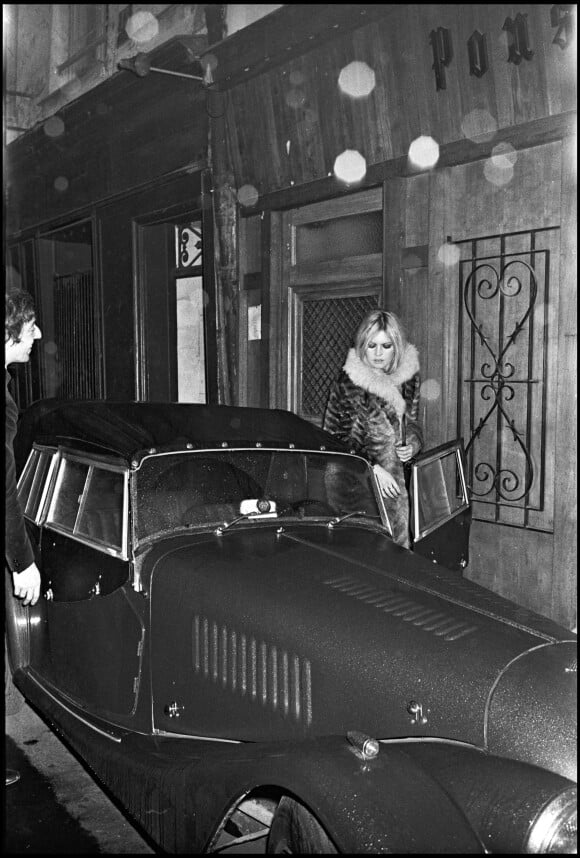 Brigitte Bardot et Serge Gainsbourg en voiture.