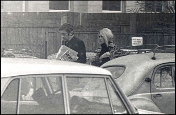 Brigitte Bardot et Serge Gainsbourg dans la rue.