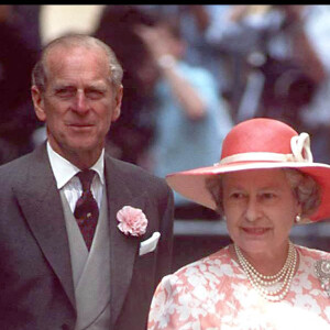 Le prince Philip et la reine Elizabeth II d'Angleterre au mariage de Sarah Armstrong Jones et Daniel Chatto. Londres.