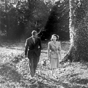 Archives  - La reine Elizabeth II d'Angleterre et le prince Philip, duc d'Edimbourg, à Romsey pour leur lune de miel après leur mariage. Le 20 novembre 1947