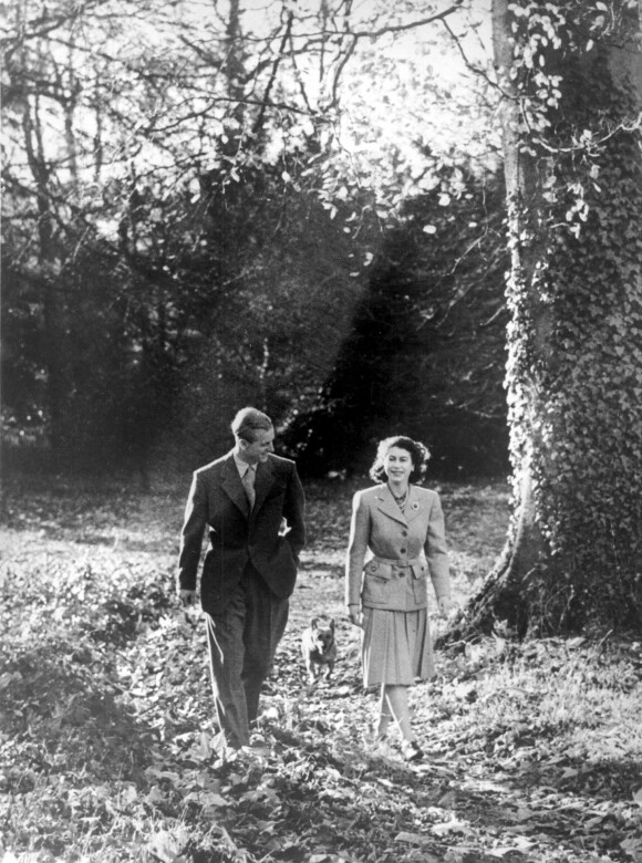 Archives  - La reine Elizabeth II d'Angleterre et le prince Philip, duc d'Edimbourg, à Romsey pour leur lune de miel après leur mariage. Le 20 novembre 1947
