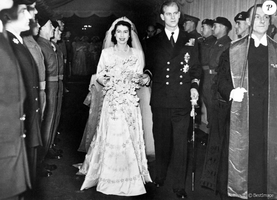 La reine Elizabeth II d'Angleterre et le prince Philip, duc d'Edimbourg, à la sortie de l'abbaye de Westminster le jour de leur mariage.