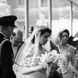 Archives - La reine Elizabeth II d'Angleterre, accompagnée de son père le roi George VI, arrive à son mariage, le 20 novembre 1947.