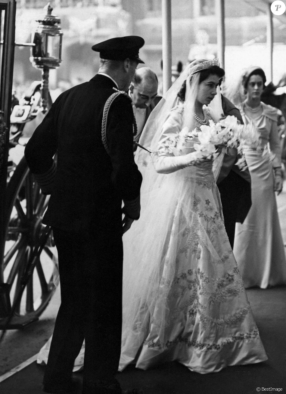 Archives - La reine Elizabeth II d'Angleterre, accompagnée de son père le roi George VI, arrive à son mariage, le 20 novembre 1947.