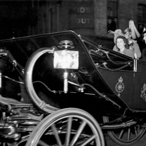 Archives - La reine Elizabeth II d'Angleterre et du prince Philip, duc d'Edimbourg, partent en lune de miel après leur mariage, le 20 novembre 1947.