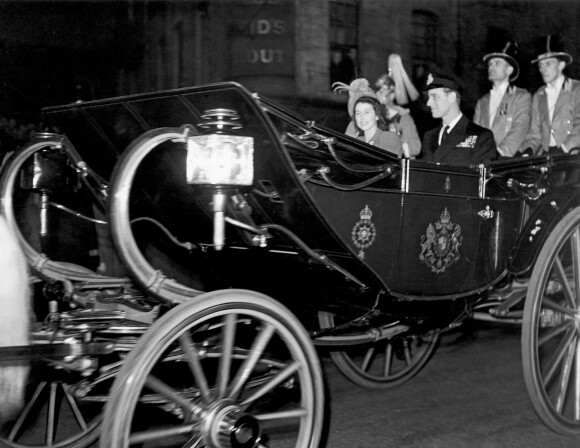 Archives - La reine Elizabeth II d'Angleterre et du prince Philip, duc d'Edimbourg, partent en lune de miel après leur mariage, le 20 novembre 1947.