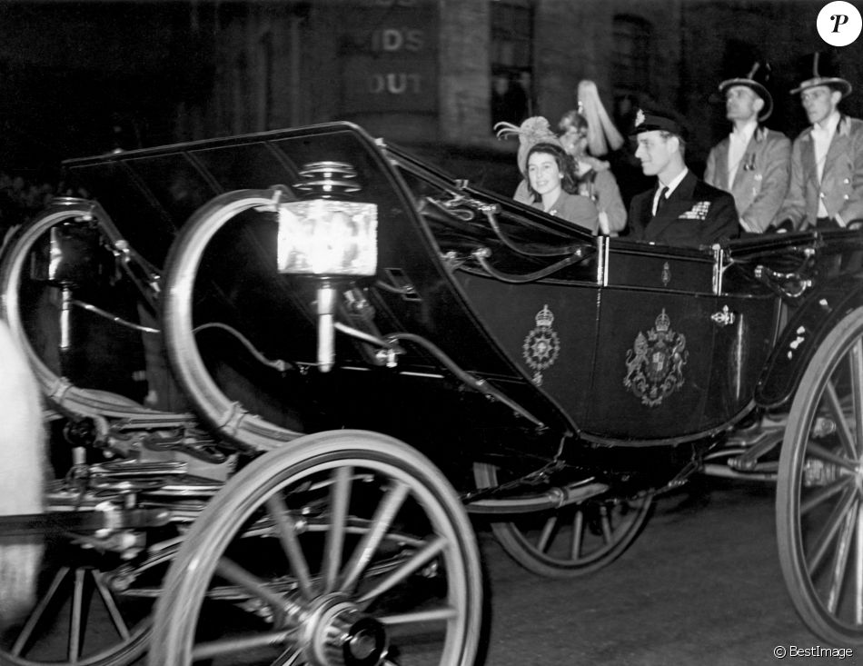 Archives - La reine Elizabeth II d'Angleterre et du prince Philip, duc d'Edimbourg, partent en lune de miel après leur mariage, le 20 novembre 1947.