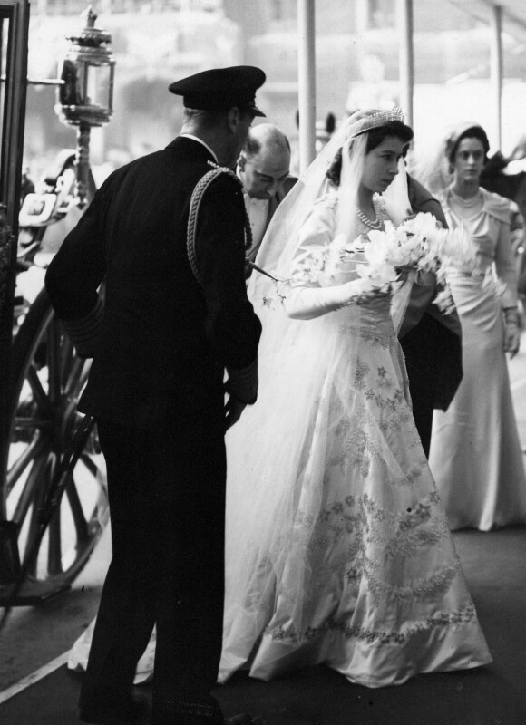 Archives - La princesse Elizabeth arrive à l'abbaye de Westminster, au côté de son père le roi George VI, le jour de son mariage avec le prince Philip. Le 20 novembre 1947.