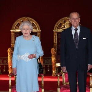 La reine Elizabeth II et le prince Philip d'Angleterre, duc d'Edimbourg, assistent à la remise de prix de l'enseignement au palais de Buckingham à Londres, le 27 février 2014.