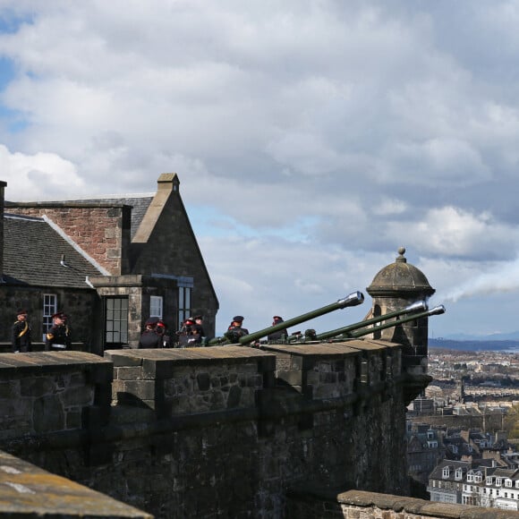 Illustration des coups de canon donnés par le "105th Regiment Royal Artillery" au château d'Edimbourg, en hommage au prince Philip, duc d'Edimbourg, décédé la veille. Le 10 avril 2021