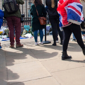 De nombreux hommages, des fleurs et des mots ont été déposés devant le palais de Buckingham à Londres, suite au décès du prince Philip, duc d'Edimbourg. Le 9 avril 2021