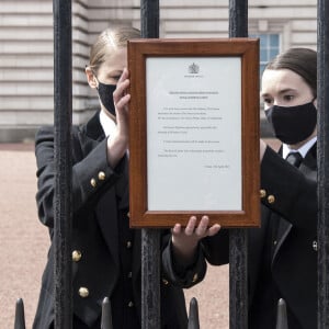 Le faire-part de décès du prince Philip, duc d'Edimbourg, est accroché sur la grille du palais de Buckingham à Londres le 9 avril 2021.