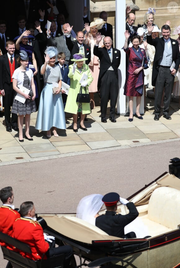 Le prince Harry, duc de Sussex, et Meghan Markle, duchesse de Sussex, en calèche et La reine Elisabeth II d'Angleterre, Le prince Philip, duc d'Edimbourg, Le prince Edward, comte de Wessex, Sophie Rhys-Jones, comtesse de Wessex, James Viscount Severn, Lady Louise Windsor, La princesse Anne, Le prince Michael de Kent et La princesse Michael de Kent à la sortie du château de Windsor après leur mariage le 19 mai 2018.