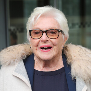 Line Renaud - People à la sortie des studios de la station de radio RTL à Paris le 28 novembre 2019. © Jonathan Rebboah / Panoramic / Bestimage