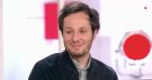 Vianney sur le plateau de l'émission "Vivement Dimanche", sur France 2.