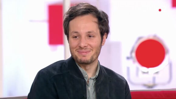 Vianney sur le plateau de l'émission "Vivement Dimanche", sur France 2.