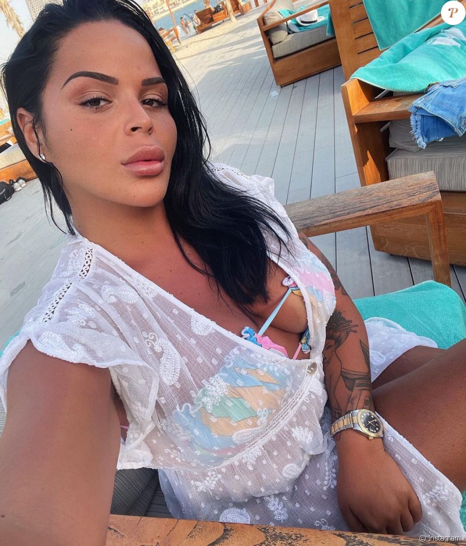 Sarah Fraisou pose sur Instagram