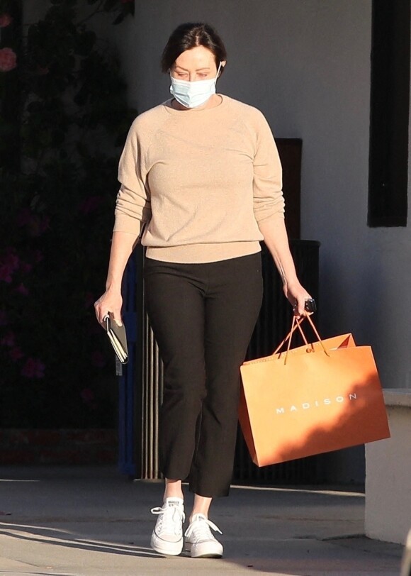 Exclusif - Shannen Doherty est allée faire du shopping avec sa mère Rosa Elizabeth à Malibu, le 22 février 2021.