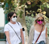 Exclusif - Shannen Doherty et Sarah Michelle Gellar font du shopping au Country Mart de Malibu à Los Angeles pendant l'épidémie de coronavirus (Covid-19), le 5 octobre 2020.