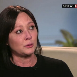 Shannen Doherty fond en larmes alors qu'elle annonce la rechute de son cancer du sein, stade 4, dans une interview de "Good Morning America".