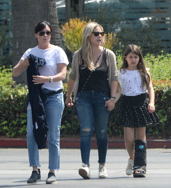 Sarah Michelle Gellar, avec sa fille, sortent d'un déjeuner avec Shannen Doherty à Los Angeles. Le 3 septembre 2018.